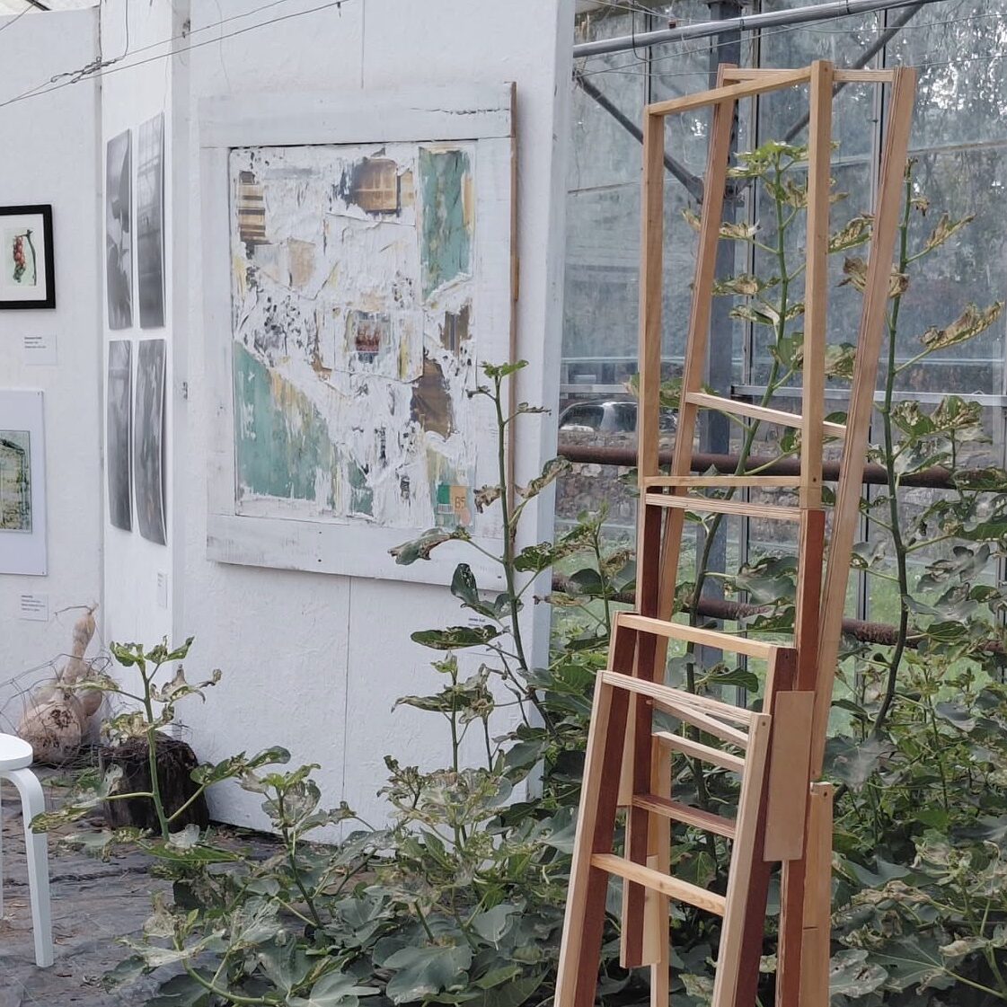 Artwork and sculpture on display at Gele Vinery